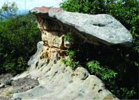 Pedra da bigorna, formada em arenito conglomerático, com estratificações plano-paralelas na parte mediana e silicificação no topo. Foto: Rogério Valença Ferreira.