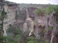 Vista frontal da cachoeira na época de chuvas. Fonte: Antônio J. Dourado Rocha, 1996