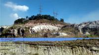 Aspecto geral do geossítio, contato do embasamento gnáissico com Fm. Guabirotuba (topo da colina). Foto: acervo do Grupo de Pesquisa CNPq/UFPR em Geoconservação e patrimônio geológico.