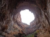 Claraboia (dolina de abatimento) no interior da caverna