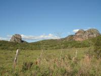 Na região tem um conjunto morros ruiniformes formado por rochas areníticas conglomeráticas. Fotografia: Carlos Peixoto, 2014.