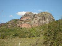 Pedra do Segredo cerro ruiniforme que destaca-se na paisgem pela sua geoforma. Fotografia: Carlos Peixoto, 2014.