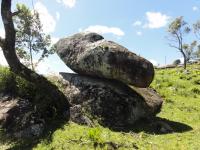 Bloco de rocha granítica sobreposto em matacões. Fotografia Carlos Peixoto, 2013.