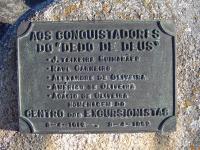 Placa no cume em homenagem aos conquistadores. Autor: Marcelo Ambrosio