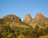 Da esquerda para direita: Capacete, Pico Maior e Pico Médio, vistos do Vale dos Frades. Na extrema esquerda é possível ver a Caixa de Fósforos. Autor: Marcelo Ambrosio