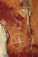 Pegadas de dinossauros associadas a inscrições rupestres no Geossítio Serrote do Letreiro, Sousa, PB.  Crédito: Rafael Costa da Silva