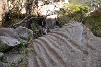 Canaletas em lajes rochosas no meio do Pico do Itatiaia.