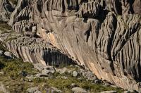 Detalhe do Pico do Itaiaia com destaque para as canaletas resultantes de processos erosivos. É possível observar escaladores no centro da foto.