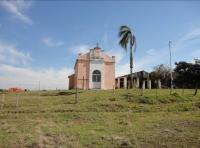 A capela de Santo Antonio fica aproximadamente 650 metros do geossítio.