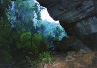 No interior da caverna destaca-se como particularidade de maior admiração a grandeza e a altura dos seus salões.