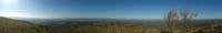 Vista do topo do cerro quadrante SSO ao fundo relevo de cerros, coxilhas e campos naturais que é o relevo marcante do bioma Pampa.