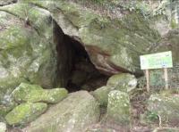 A caverna da Escuridão e a primeira na trilha de acesso ao topo da Pedra do Segredo. Fotografia: Carlos Peixoto, 2014.