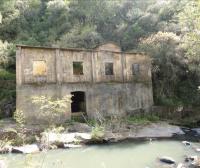 Vista das ruínas da casa de máquinas da hidrelétrica. Fotografia: Carlos Peixoto, 2013.