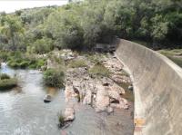 Estrutura de contenção d’água da barragem na porção a montante da cascata do Salso. Fotografia: Carlos Peixoto, 2013.