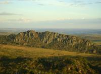 Morro Cabeludo e suas fraturas subverticais, visto a partir do Pico dos Pireneus. Fonte: Proposta Geoparque dos Pireneus (CPRM, 2010)