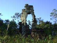 Portal de pedra, ao fim da trilha principal. Fonte: Proposta Geoparque Pinereus (CPRM, 2010)