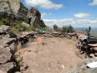 Mirante confeccionado com rochas areníticas no cume da montanha. Foto Rogério V. Ferreira