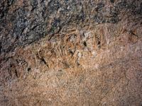 Alguns veios graníticos estão acompanhados de uma faixa de pegmatito nas bordas. Autor: Marcelo Ambrosio