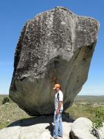 Pedra do Cajueiro, matacão constituído por granitóide da Suíte Intrusiva Itaporanga. Foto: Rogério Valença Ferreira.