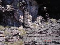 Estratificação cruzada tangencial de porte métrico em arenitos arcoseanos da Formação Matauí. Topo do Monte Roraima.