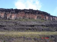 Arenitos arcoseanos com laminação plano-paralela e estratos cruzados acanalados. Topo do Monte Roraima.