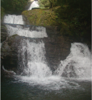 Uma das muitas cascatas encontradas ao longo do riacho