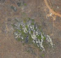 Imagem aérea do inselbergue cárstico e lente de mármore onde se localiza a Gruta Casa de Pedra (Fonte: César Veríssimo)