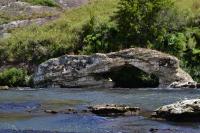 Pedra com cavidade de cerca de 3m no leito do Rio das Caveiras. É possível se observar o acamamento dos leitos quartzosos do arenito.