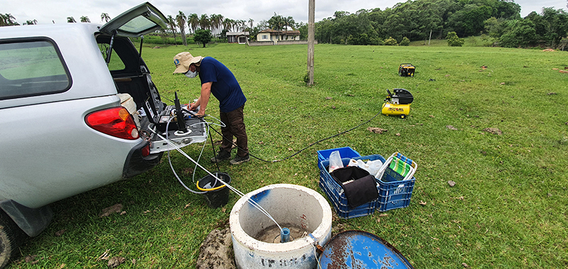  Figura 2 – Monitoramento de água subterrânea em poços de monitoramento ambiental. Fonte: Acervo Núcleo de Apoio Técnico de Criciúma (NUMA) / SUREG-PA.