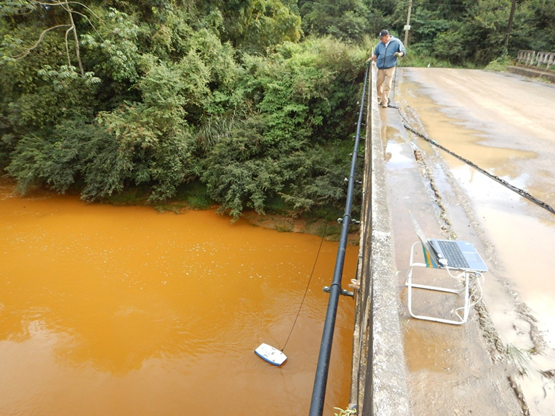  Figura 4 – Medição de vazão de rio da Bacia Hidrográfica do Urussanga com o equipamento M9. Fonte: Acervo Núcleo de Apoio Técnico de Criciúma (NUMA) / SUREG-PA.