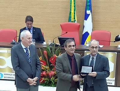 O diretor Andriotti e o Chefe da Residência de Porto Velho, Amilcar Adamy receberam a homenagem das mãos do deputado Chiquinho da Emater 