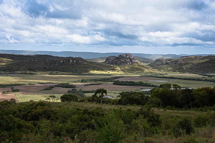 Mirador Capão das Galinhas no Geossítio Serra do Segredo, onde se observa a geoforma Pedra Furada