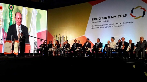 Diretor-presidente Esteves Colnago discursa na Exposibram