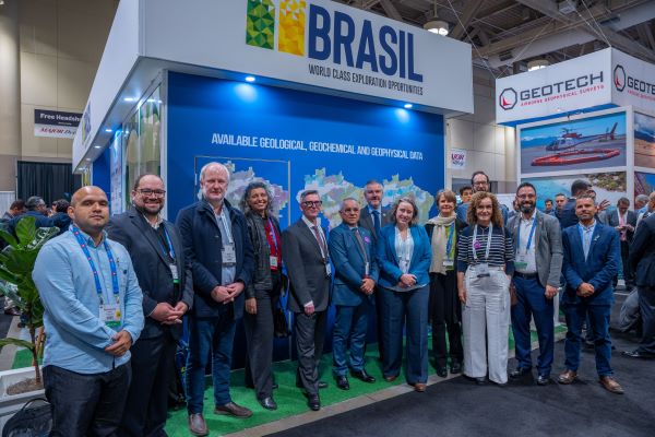  Pesquisadores dos Servios Geolgicos do Brasil e do Reino Unido no Brasil Pavilion, durante o PDAC(Foto: Pablo Peixoto/SGB)