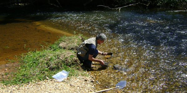  Imagem mostra pesquisador durante coleta de sedimento no Rio Jequita (MG) (Foto: SGB/Divulgao)