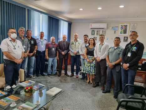 Representantes do Servio Geolgico do Brasil e do Centro Gestor e Operacional do Sistema de Proteo da Amaznia na Superintendncia Regional de Belm (Foto: Divulgao/SGB-CPRM)