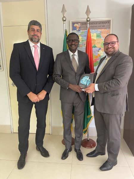 Na foto, o assessor da Presidncia do SGB,Marcel Maus; o encarregado de Negcios da Embaixada da Costa do Marfim, conselheiro Lamine Kant; e o assessor de Assuntos Internacionais do SGB, Rafael Duarte