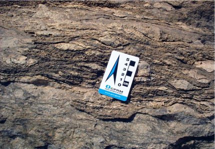 Identificao no campo de estrutura que indica um processo de granitizao intenso sofrido por rocha da unidade estratigrfica Complexo Cear